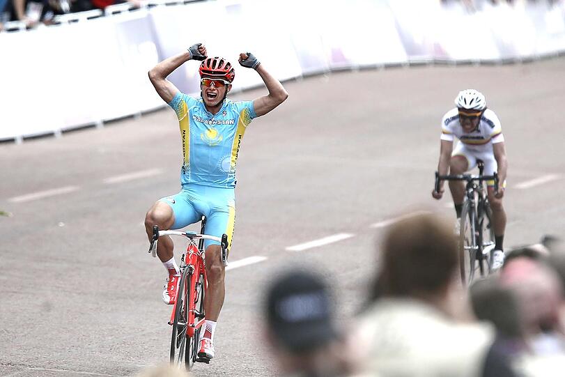 Alexander Winokurow holt sich beim Straßenrennen in London Gold.