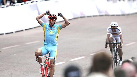 Alexander Winokurow holt sich beim Straßenrennen in London Gold.