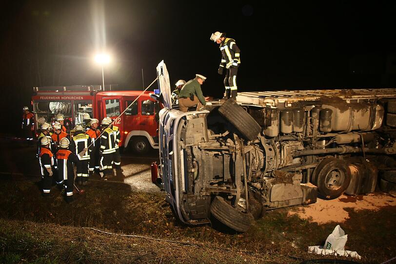 Unfall zwischen Dorfen und Erding: Drei Lkw sind in einen Crash verwickelt. Die Bilder vom Crash.