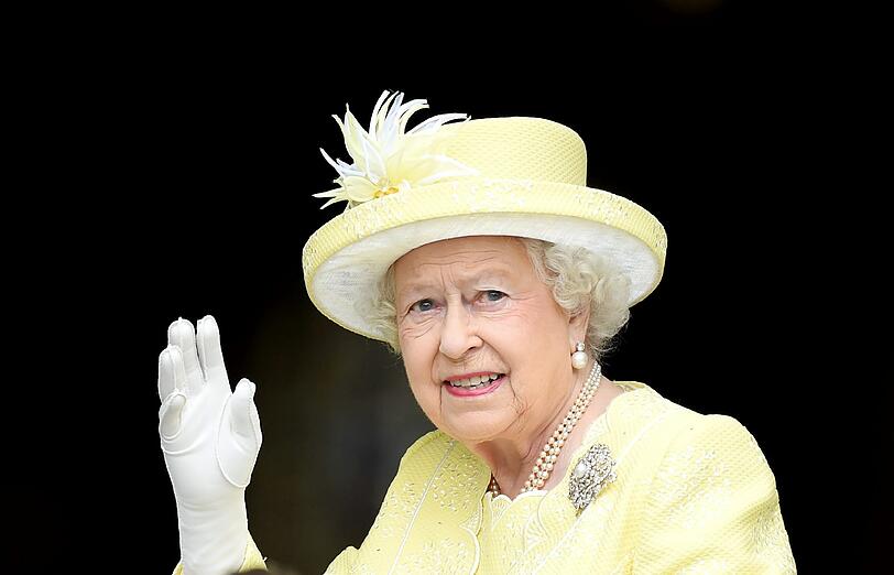 Die 90-jährige Monarchin winkt ihren jubelnden Untertanen zu