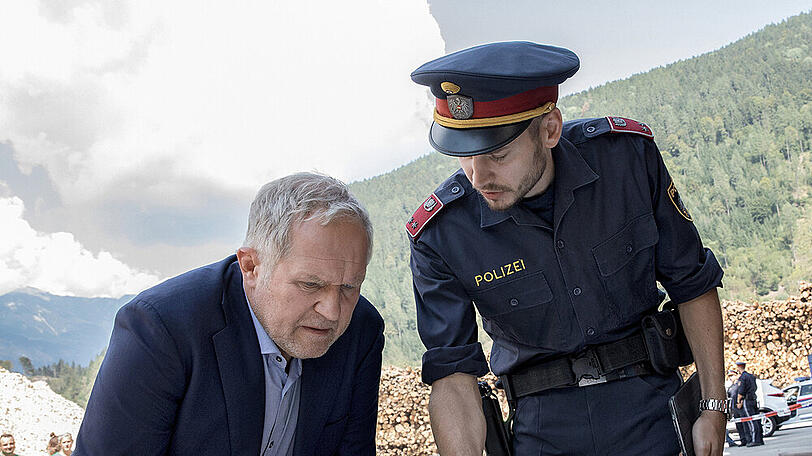 "Tatort: Baum fällt": Moritz Eisner (Harald Krassnitzer) und Friedl Jantscher (Michael Glantschnig) untersuchen einen Knochen