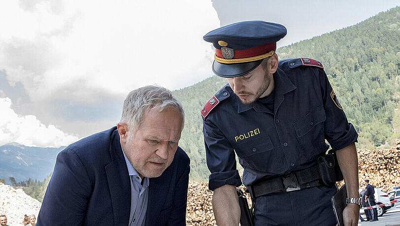 "Tatort: Baum fällt": Moritz Eisner (Harald Krassnitzer) und Friedl Jantscher (Michael Glantschnig) untersuchen einen Knochen "Tatort: Baum fällt": Moritz Eisner (Harald Krassnitzer) und Friedl Jantscher (Michael Glantschnig) untersuchen einen Knochen