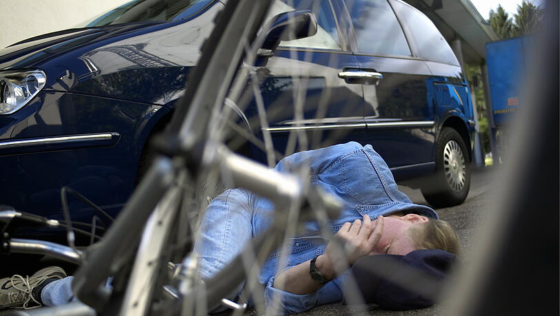 In der Bäckerstraße hat eine 78-jährige Autofahrerin einen Radler (73) gerammt. Der Rentner wurde leicht verletzt. (Symbolbild) In der Bäckerstraße hat eine 78-jährige Autofahrerin einen Radler (73) gerammt. Der Rentner wurde leicht verletzt. (Symbolbild)
