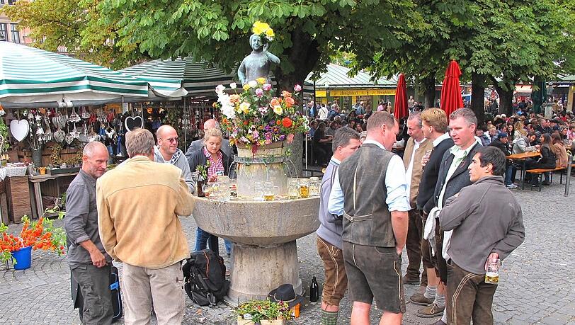 Biertrinken am Viktualienmarkt - nicht nur Touristen fühlen sich hier wie im Paradies. Biertrinken am Viktualienmarkt - nicht nur Touristen fühlen sich hier wie im Paradies.