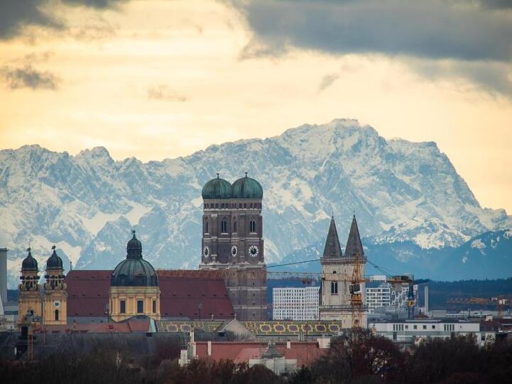 Die Münchner Skyline vor der Kulisse derAlpen mit der Zugspitze (rechte Bildhälfte). Foto: Peter Kneffel/dpa/Archivbild