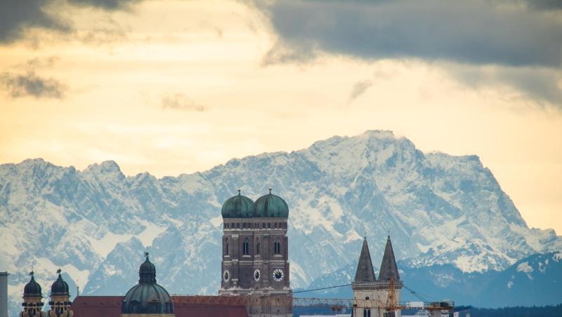 Die Münchner Skyline vor der Kulisse derAlpen mit der Zugspitze (rechte Bildhälfte). Foto: Peter Kneffel/dpa/Archivbild Die Münchner Skyline vor der Kulisse derAlpen mit der Zugspitze (rechte Bildhälfte). Foto: Peter Kneffel/dpa/Archivbild
