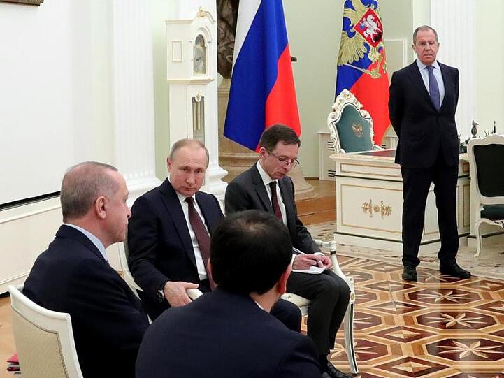 Wladimir Putin und Recep Tayyip Erdogan (l) sprechen im Kreml über die angespannte Lage im syrischen Idlib.