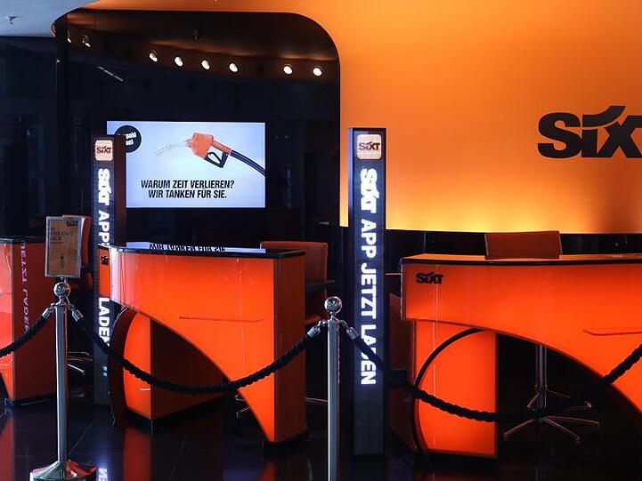 Ein leerer Schalter des Autovermieters Sixt am Flughafen Köln-Bonn.