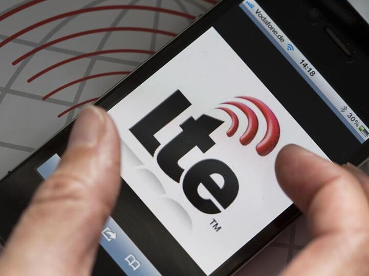 Auf dem Display eines Smartphones ist das Logo des schnellen Datendienstes LTE zu sehen.