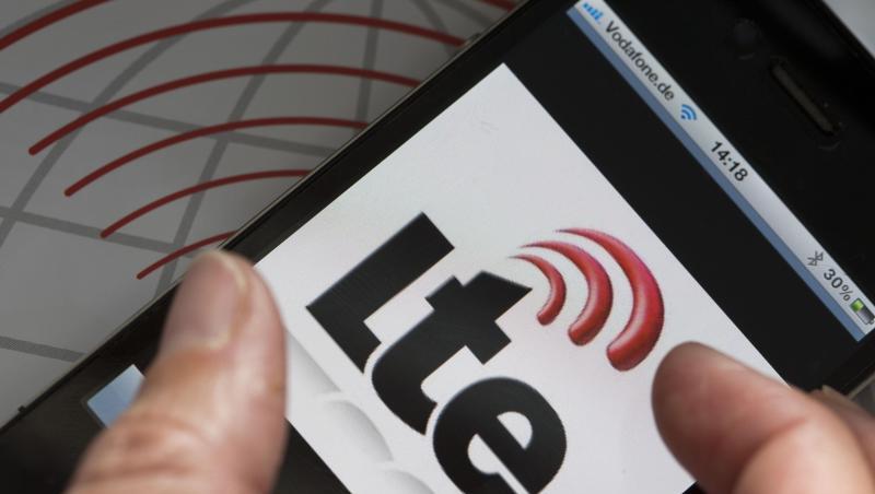Auf dem Display eines Smartphones ist das Logo des schnellen Datendienstes LTE zu sehen. Auf dem Display eines Smartphones ist das Logo des schnellen Datendienstes LTE zu sehen.