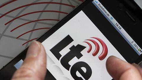 Auf dem Display eines Smartphones ist das Logo des schnellen Datendienstes LTE zu sehen.