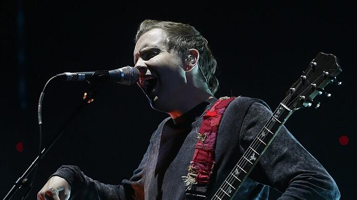 Jónsi Birgisson bei einem Auftritt mit seiner Band in Porto.