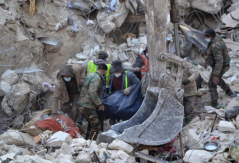 Rettungskräfte suchen in Aleppo nach Überlebenden.