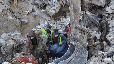 Rettungskräfte suchen in Aleppo nach Überlebenden.