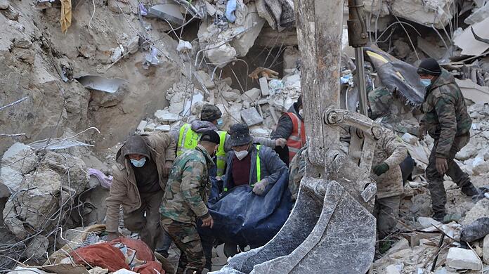 Rettungskräfte suchen in Aleppo nach Überlebenden.