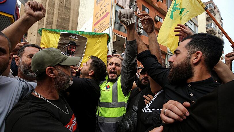 Pro-iranische Hisbollah-Kämpfer tragen den Sarg ihres getöteten Kameraden durch Beirut.