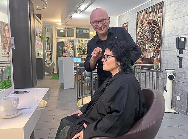 Robert Budzinski umsorgt seine "schwierigste" Kundin, Ehefrau Gabriele Neidhardt. Er freut sich, wenn Kunden einen "Silent Cut" bei ihm buchen.