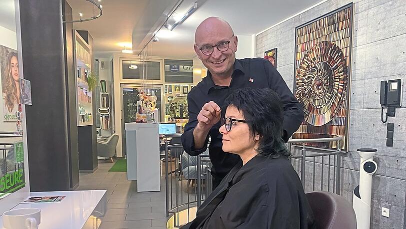 Robert Budzinski umsorgt seine "schwierigste" Kundin, Ehefrau Gabriele Neidhardt. Er freut sich, wenn Kunden einen "Silent Cut" bei ihm buchen.