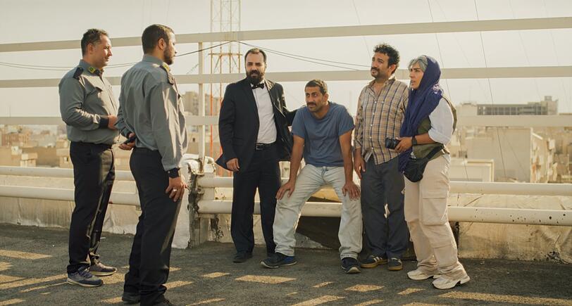 Polizisten? Die muss man beruhigen, schlie&szlig;lich hat man einen Gefangenen im Wagen. Bestechung hilft.