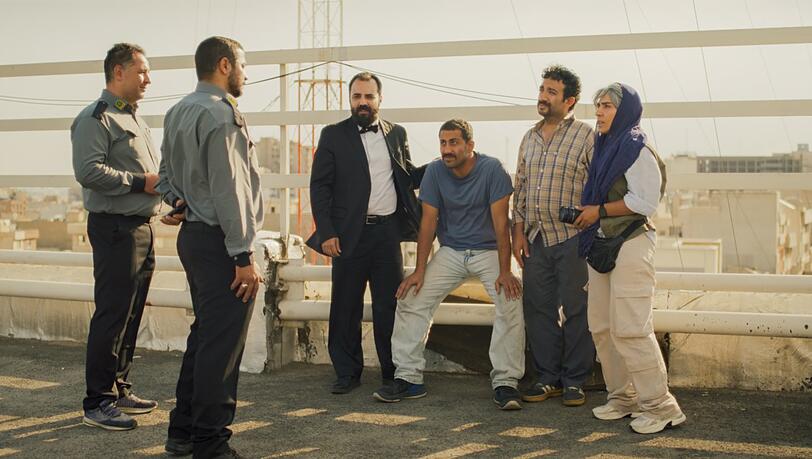 Polizisten? Die muss man beruhigen, schlie&szlig;lich hat man einen Gefangenen im Wagen. Bestechung hilft.