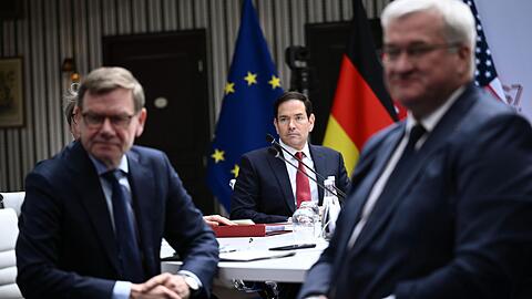 Am Rande eines G7-Treffens bem&uuml;ht sich Au&szlig;enminister Johann Wadephul (l, CDU) bei einem Treffen mit seinem US-Kollegen Marco Rubio (M.) um Entspannung nach heftiger US-Kritik. An einer Sitzung zur Ukraine nimmt auch der dortige Au&szlig;enminister Andrij Sybiha (r.) teil.