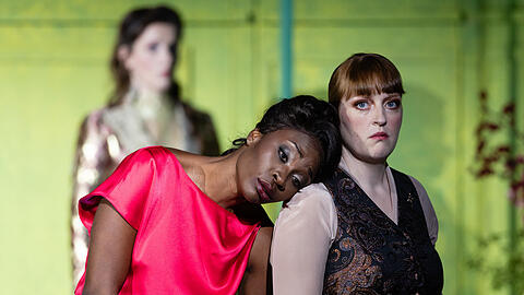 Das Leiden der Reichen und Sch&ouml;ne auf einer Insel: Janine De Bique und Carine Tinney in H&auml;ndels &bdquo;Alcina&ldquo;.