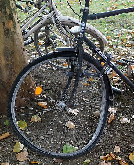 Auch dieses Radl sieht nicht aus, als würde es von seinem Besitzer noch gebraucht. Bis auf die Acht in den Felgen ist das Radl aber noch top - bei der Versteigerung könnte es einen neuen Fahrer finden.