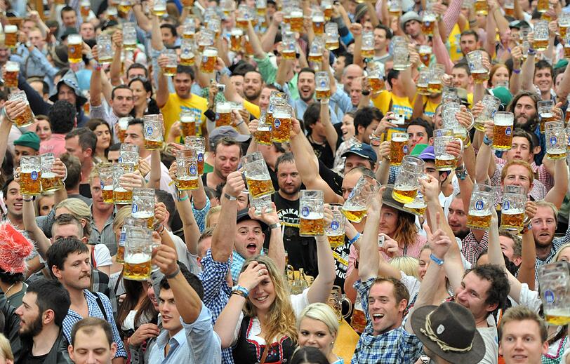 Die Krüge hoch!