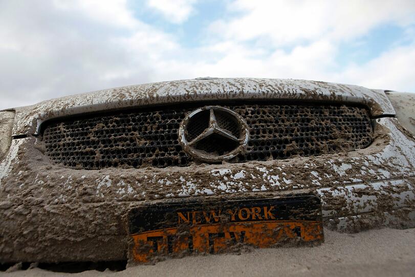 Luxus-Auto wertlos: Dieser Mercedes wurde von Sandy eingedreckt.