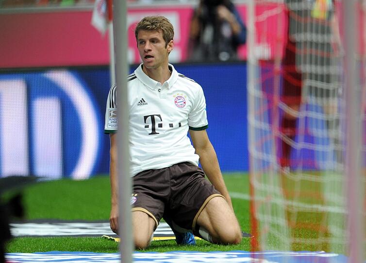 THOMAS MÜLLER NOTE 4 - Ging viele, weite Wege, schuf Räume für die Außenbahnen, auf denen Robben und Ribéry entlang tanzten. Vergab die Chance zum 1:0, als er Zieler umkurvte und das Außennetz traf (7.). Glücklos.