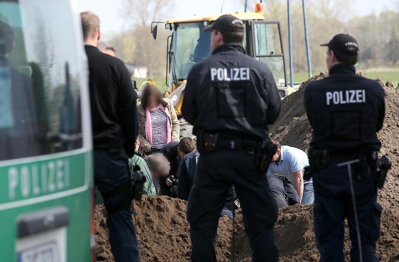 Gewaltverbrechen in Mecklenburg-Vorpommern: Eine Frauenleichen hat die Polizei im Beton gefunden.