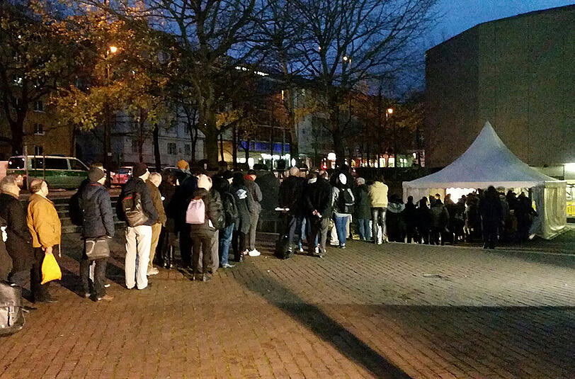 Wer Beate Zschäpes langersehnte Aussage im NSU-Prozess live miterleben will, muss dafür lange anstehen - oder tief in die Tasche greifen.