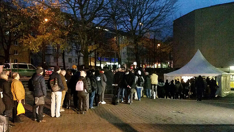 Wer Beate Zschäpes langersehnte Aussage im NSU-Prozess live miterleben will, muss dafür lange anstehen - oder tief in die Tasche greifen. Wer Beate Zschäpes langersehnte Aussage im NSU-Prozess live miterleben will, muss dafür lange anstehen - oder tief in die Tasche greifen.
