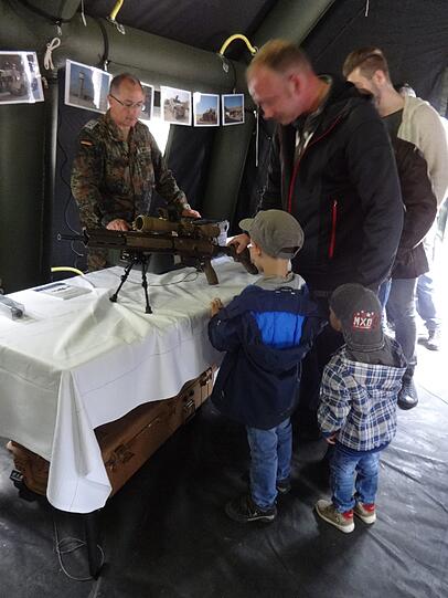 Am Tag der Bundeswehr ließen die Soldaten kleine Kinder mit Waffen hantieren.