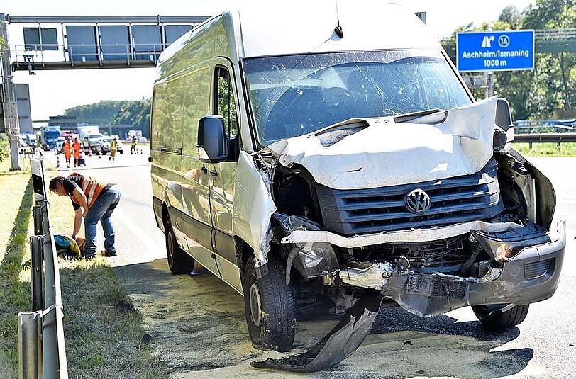 Auf der A99 krachte ein VW-Transporter in ein Ambulanzfahrzeug aus Österreich. Die Bilder.