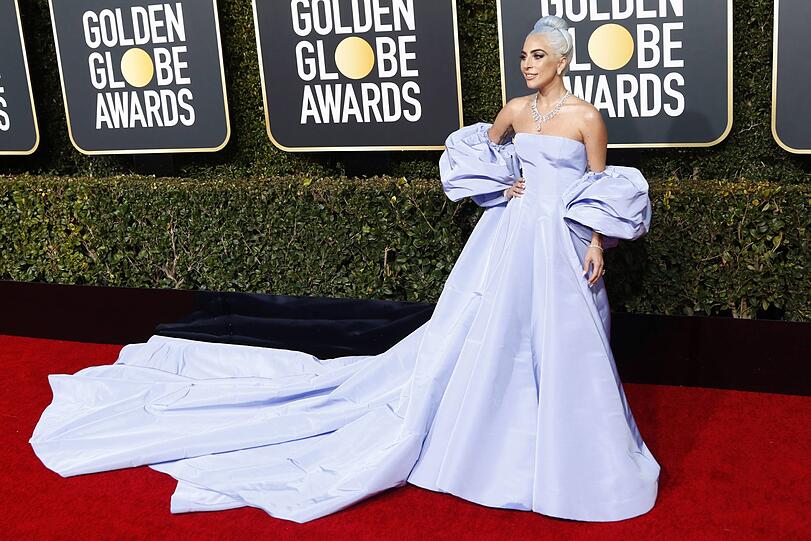 Top: Wie eine Eisprinzessin sieht sie aus - Lady Gaga. In einem prachtvollen Cinderella-Kleid, kombiniert mit verspieltem Tiffany-Schmuck ist die Sängerin ein absoluter Hingucker an diesem Abend.