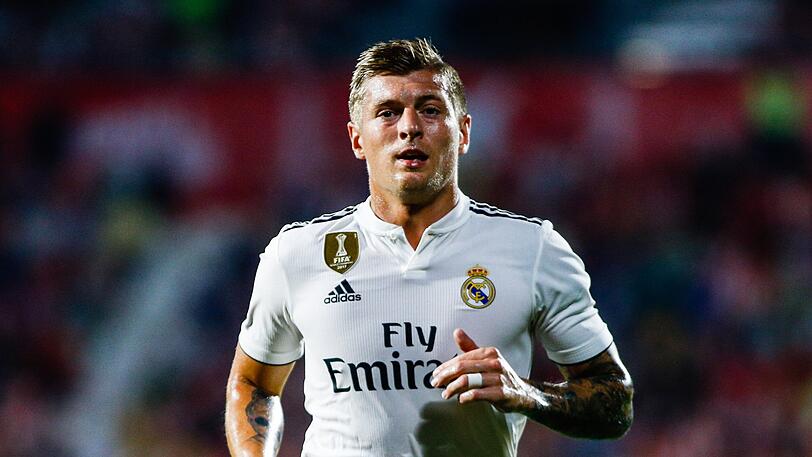 Toni Kroos (M) von Real in Aktion.