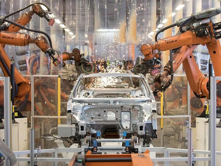 Im Werk Emden werden Teile eines VW-Passat zusammengefügt.