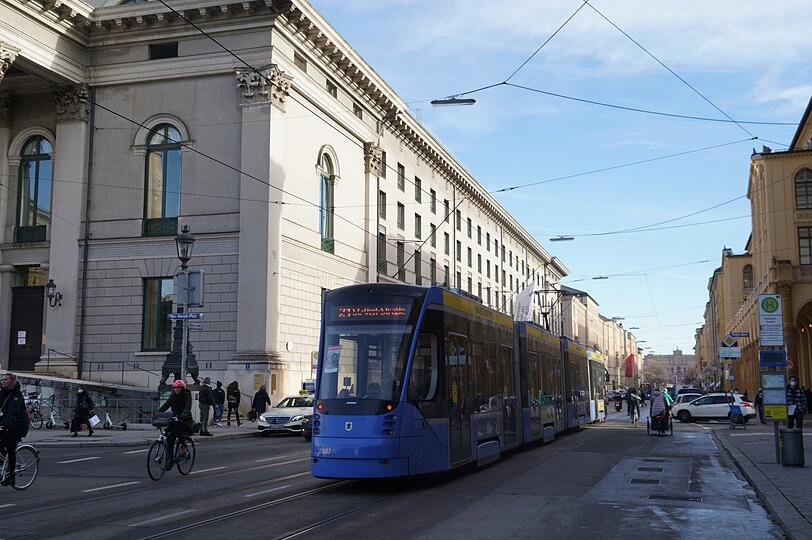 Von der Maximilianstraße in die Hochhaussiedlung nach Haar - so soll die Tram 21 künftig verlaufen, fordert die SPD.