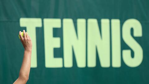 "Tennis" steht bei einem Turnier auf einer Plane.