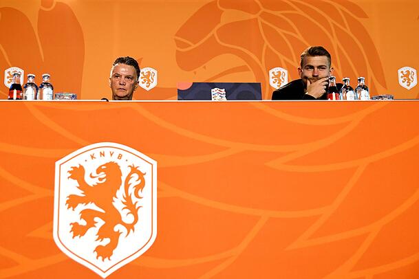 Trainer und Innenverteidiger in der niederländischen Nationalmannschaft: Louis van Gaal (l.) und Matthijs de Ligt. Trainer und Innenverteidiger in der niederländischen Nationalmannschaft: Louis van Gaal (l.) und Matthijs de Ligt.