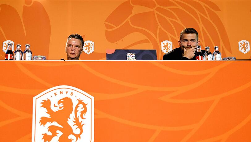 Trainer und Innenverteidiger in der niederländischen Nationalmannschaft: Louis van Gaal (l.) und Matthijs de Ligt. Trainer und Innenverteidiger in der niederländischen Nationalmannschaft: Louis van Gaal (l.) und Matthijs de Ligt.