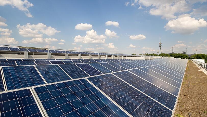 Noch immer gebe es in München zu wenig Dächer auf denen Solarplatten liegen, findet die CSU. Und das obwohl die Grünen regieren.