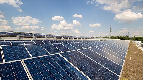 Noch immer gebe es in München zu wenig Dächer auf denen Solarplatten liegen, findet die CSU. Und das obwohl die Grünen regieren.