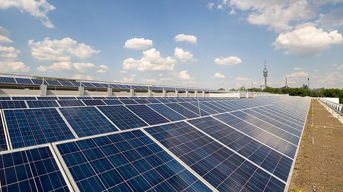 Noch immer gebe es in München zu wenig Dächer auf denen Solarplatten liegen, findet die CSU. Und das obwohl die Grünen regieren.