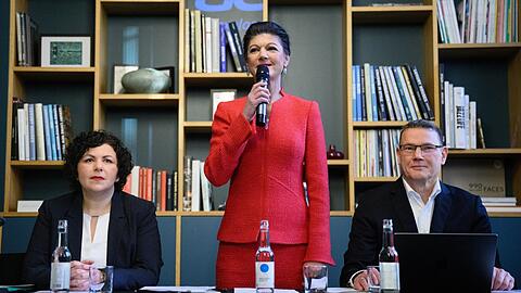 Sie hätte sich kaum einen besseren Tag aussuchen können: Während draußen die Bauern protestieren und das Land lahmlegen wollen, gründet Sahra Wagenknecht (M.) zusammen mit Amira Mohamed Ali und Ralph Suikat ihre neue Partei das "Bündnis Sahra Wagenknecht - für Vernunft und Gerechtigkeit" (BSW) in einem Berliner Hotel.