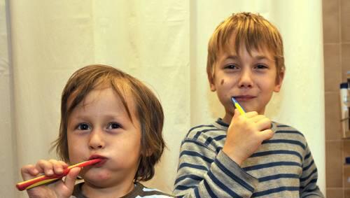 Quirin (4) und Elias (9) putzen sich die Zähne - damit bei der nächsten Kontrolle alles in Ordnung ist. Quirin (4) und Elias (9) putzen sich die Zähne - damit bei der nächsten Kontrolle alles in Ordnung ist.