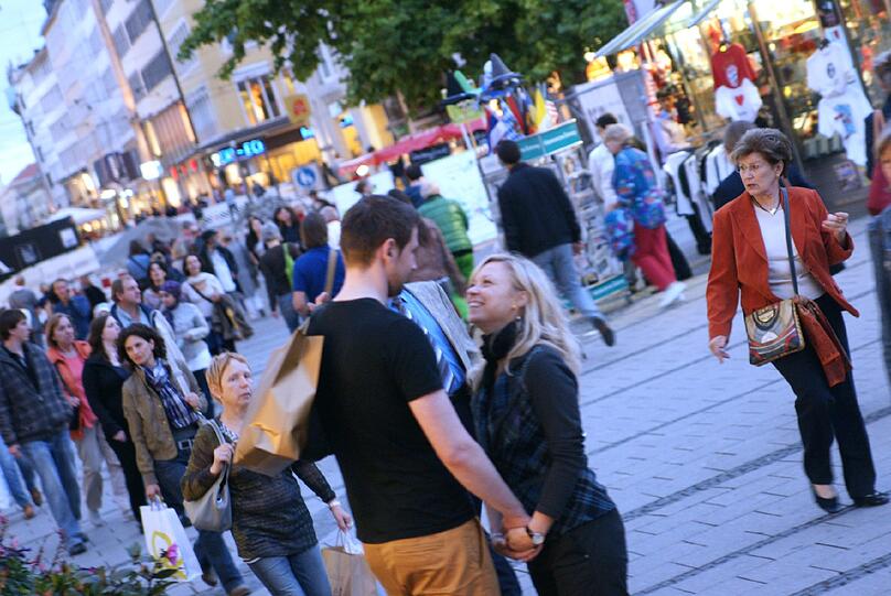 Nicht nur für Pärchen eine beliebte Freitagabend-Beschäftigung: Shoppen nach Ladenschluss. Denn die Münchner Kultur- und Shoppingnacht hat weitaus mehr zu bieten als geöffnete Geschäfte.