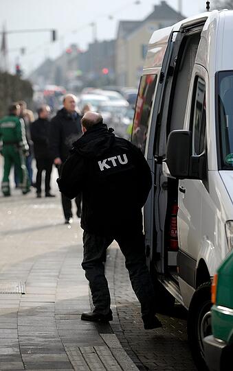 Bei dem Wohnungsbrand mit vier Toten in rheinischen Langenfeld handelt es sich offenbar um ein Familientragödie. Die Polizei verdächtigt nach ersten Ermittlungen den Familienvater, das Feuer am Freitagmorgen gelegt zu haben.