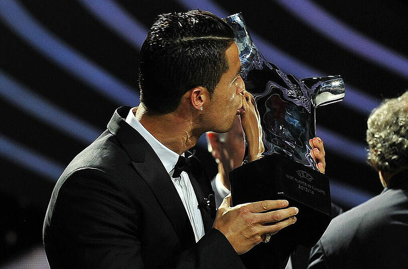 Cristiano Ronaldo küsst die Trophäe für Europas Fußballer des Jahres.